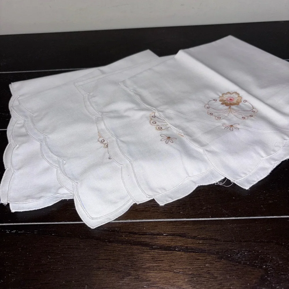 Vintage White Linen Scalloped Napkins | Floral Embroidery‎ | Set of 4 | 16.5